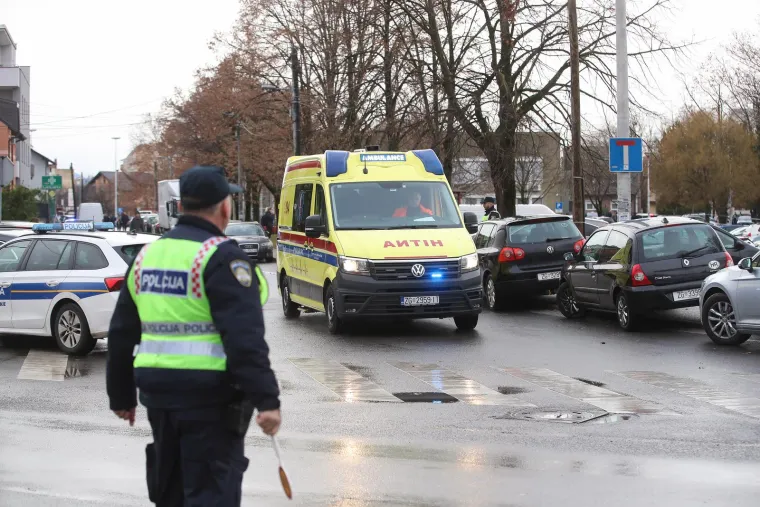 Stravični prizori u Prečkom: Napadač upao u školu, izbo učiteljicu i učenike, ubio dijete