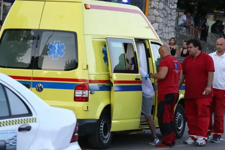 JUTRO NAKON PRVE VEČERI ULTRE: Pune ruke posla za gradske komunalce, Poljud i okolica preplavljeni smećem, posao im otežava bura