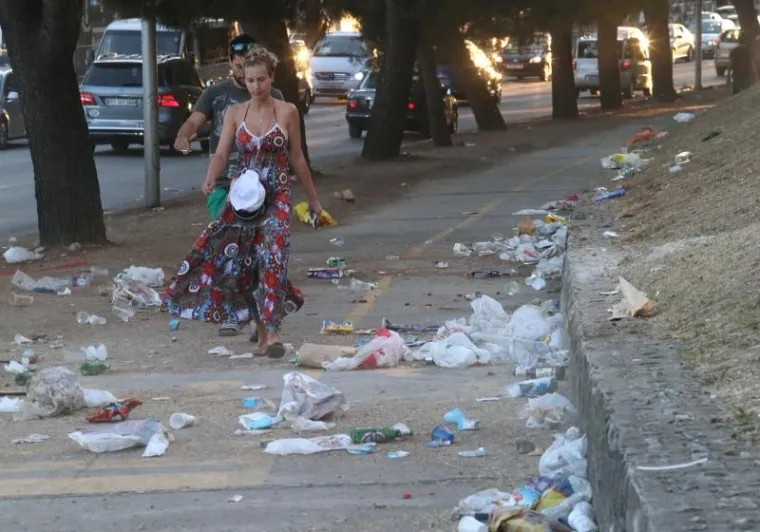 JUTRO NAKON PRVE VEČERI ULTRE: Pune ruke posla za gradske komunalce, Poljud i okolica preplavljeni smećem, posao im otežava bura