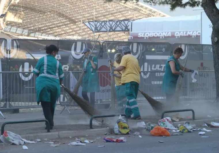 JUTRO NAKON PRVE VEČERI ULTRE: Pune ruke posla za gradske komunalce, Poljud i okolica preplavljeni smećem, posao im otežava bura