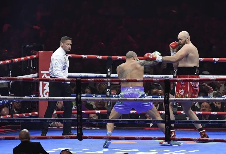 Usyk je čitav meč radio i kretao se, ali &apos;motor&apos; kojeg ima u sebi programiran je da tempom lomi suparnika. Vidimo prednju desnu naprijed, što znači da je boksao u kontragardu. 
