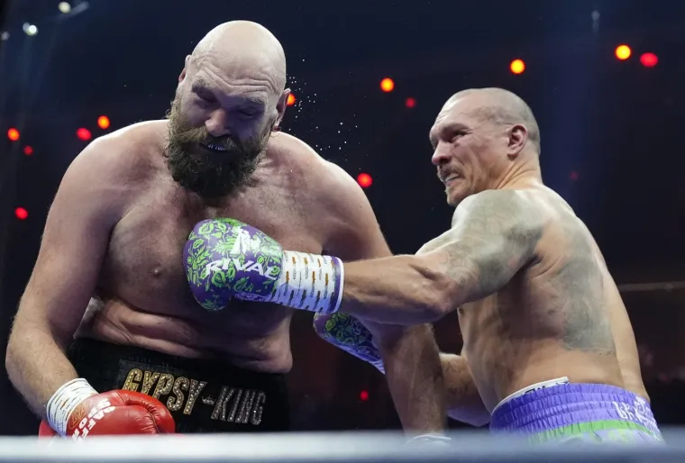 Usyk je bio bolji u svim aspektima boksa. Kako je meč odmicao, Ukrajinac je bio svježiji, brži, kao da ima motor u sebi. 