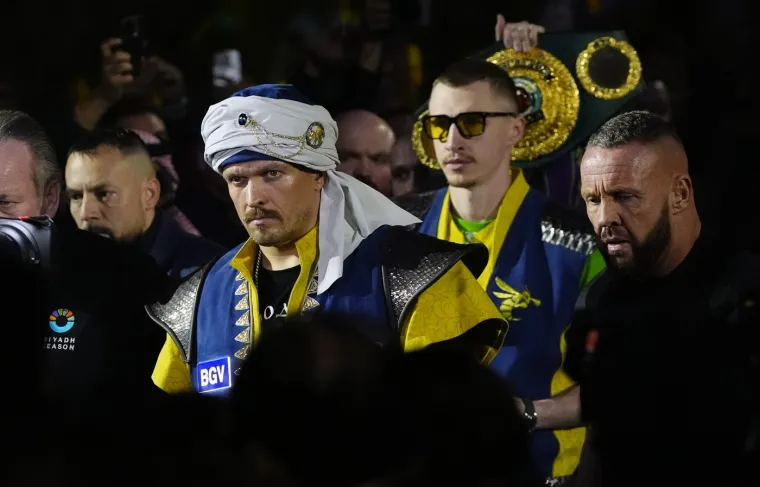Usyk je u svom stilu ušao u ring. 