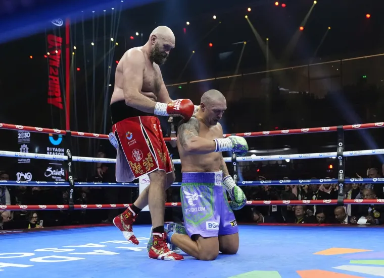 Kad je meč bio gotov, Usyk je kleknuo na tlo i pogledao u nebo, a Fury mu je s leđa pričao, zagrlio ga i poljubio u čelavu glavu. 