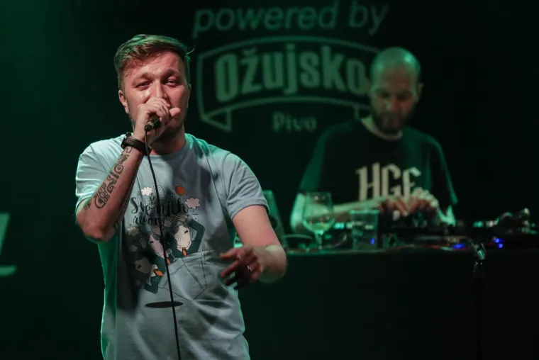 Neko je vrijeme živio u Privlaci kod Zadra, a nakon završetka osnovne škole odlazi u Zagreb.