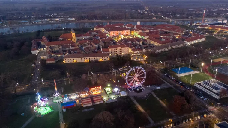 Koji vam je advent ljepši, u Tvrđi ili u Areni? Pogledajte spektakularne fotografije iz zraka