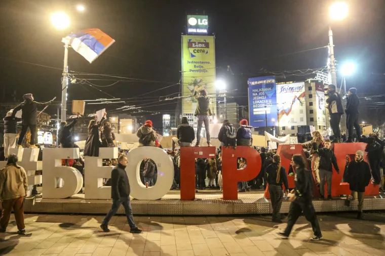 Slika koja govori više od tisuću riječi! Ovako je izgledao prosvjed u Srbiji, minuta šutnje i za ugašen život u Prečkom
