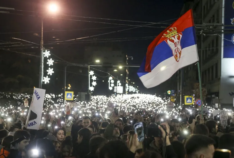Slika koja govori više od tisuću riječi! Ovako je izgledao prosvjed u Srbiji, minuta šutnje i za ugašen život u Prečkom