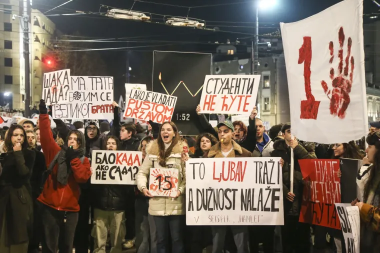 Slika koja govori više od tisuću riječi! Ovako je izgledao prosvjed u Srbiji, minuta šutnje i za ugašen život u Prečkom