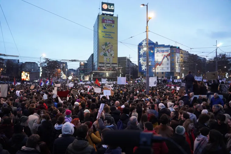 Slika koja govori više od tisuću riječi! Ovako je izgledao prosvjed u Srbiji, minuta šutnje i za ugašen život u Prečkom
