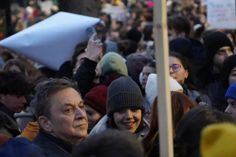 Slika koja govori više od tisuću riječi! Ovako je izgledao prosvjed u Srbiji, minuta šutnje i za ugašen život u Prečkom