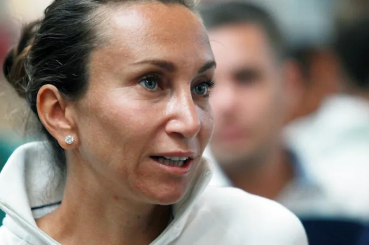 Podsjećamo, Iva je uoči vjenčanja otkrila nekoliko pojedinosti ceremonije: &quot;Odlučili smo se za skromno vjenčanje, samo u vijećnici, uz kumove, obitelj i najbliže prijatelje. Nakon izrečenih zavjeta idemo na mali koktel i večeru i to će biti to. Slavlje za veći krug prijatelja organizirat ćemo u svibnju iduće godine, najvjerojatnije opet negdje u Italiji&quot;, rekla je bivša tenisačica te dodala kako zbog poslovnih obveza neće otputovati na medeni mjesec s Robertom.