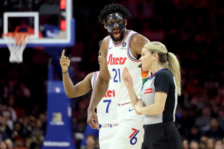 U drugoj četvrtini, nakon odluke sutkinje Jenne Schoreder, Embiid je potpuno poludio.