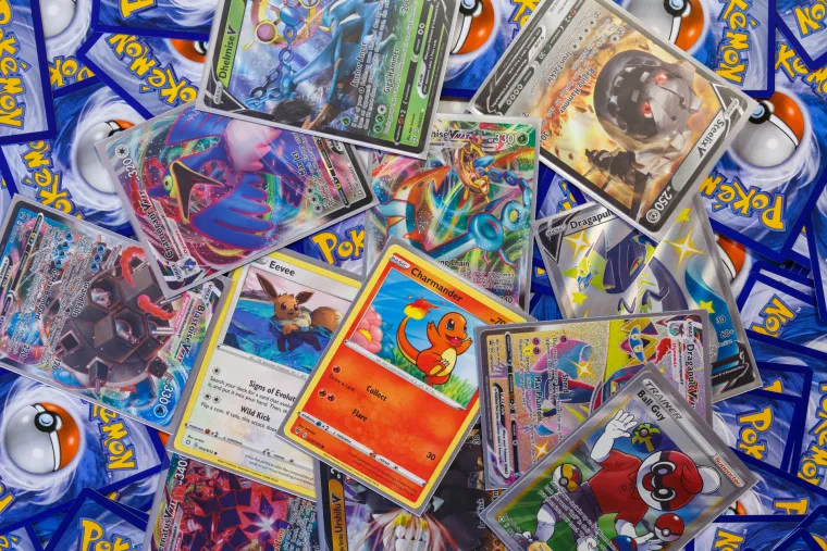 POKEMON KARTE - Krajem 90-ih godina postale su nezaobilazan poklon ispod božićnog bora. Ove kolekcionarske karte, koje su bile dio strateške igre poticale su strast prema prikupljanju, strategiji i druženju među djecom. Otvaranje paketića bilo je pravo uzbuđenje. Hoće li unutra biti rijetki Charizard, moćni Blastoise ili simpatični Pikachu? Svaka karta donosila je novu priliku za jačanje kolekcije ili stvaranje moćnog špila za borbu protiv prijatelja. 