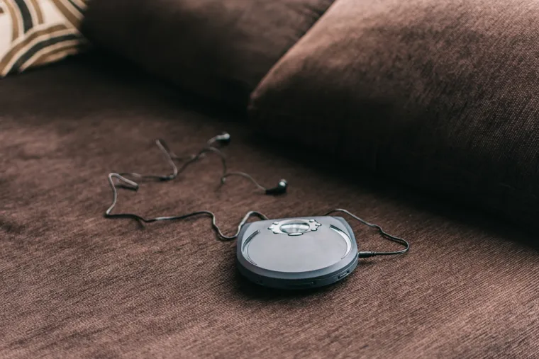 DISCMAN - Ovaj prijenosni CD player bio je savršen dar za sve ljubitelje glazbe koji su svoje omiljene albume željeli nositi sa sobom gdje god krenuli – bilo u školu, na putovanja ili tijekom blagdanskih obiteljskih druženja. Poklanjanje Discman-a obično je uključivalo i pokoji CD, najčešće omiljenog izvođača, čime je poklon postajao još osobniji i uzbudljiviji.