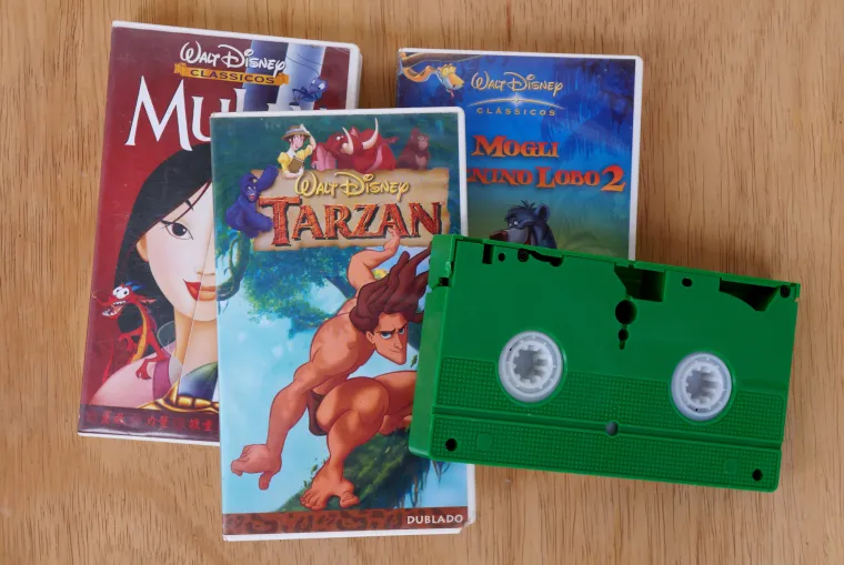 DISNEY VHS KASETE - Ove kasete s klasičnim Disneyjevim filmovima poput Kralja lavova, Aladina, Ljepotice i zvijeri ili Male sirene nisu bile samo zabava – bile su ulaznica u čarobni svijet avantura, romantike i prijateljstva koje su voljeli i veliki i mali.
Za mnogu djecu, ovaj božićni poklon donio je sate smijeha, pjesama i nevjerojatnih priča. Obitelji su se okupljale pred televizorom, prekrivene dekama i okružene mirisom blagdanskih kolača, kako bi zajedno gledale animirane klasike.