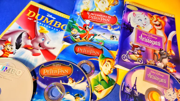 DVD - S vrhunskom kvalitetom slike i zvuka, dodatnim sadržajima poput iza kulisa, izbačenim scenama i komentarima redatelja, DVD-ovi su brzo zamijenili VHS kasete kao omiljeni medij za kućnu zabavu.
Ovaj božićni poklon donio je sate uživanja u omiljenim filmovima, a često su dolazili u raskošnim izdanjima s bonus sadržajem. Posebno popularni su bili Disney klasici, božićni filmovi poput Sam u kući ili Grinch, kao i hitovi tog razdoblja poput Titanica, Matrixa ili Jurskog parka.