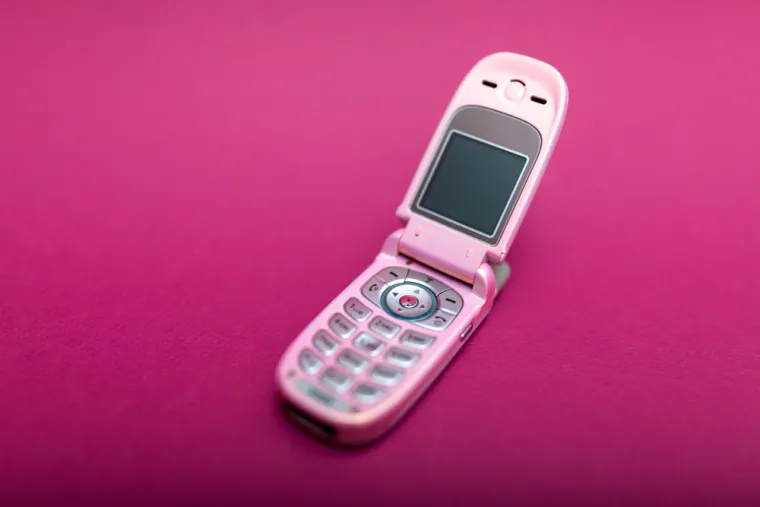 MOBITEL - U 90-ima, mobiteli su bili tehnološka senzacija koja je polako postajala dostupnija široj javnosti. Kao božićni poklon, mobiteli su predstavljali luksuz i statusni simbol, a oni koji su ih dobivali često su postajali glavne zvijezde blagdanskih okupljanja.
Prvi mobiteli 90-ih, poput legendarnog Nokia 3310 ili Motorole, bili su veliki, robusni i s ograničenim funkcionalnostima. No, omogućavali su ono što je tada bilo revolucionarno – mobilnu komunikaciju. Pokloniti mobitel za Božić značilo je darovati praktičnost, inovaciju i status.