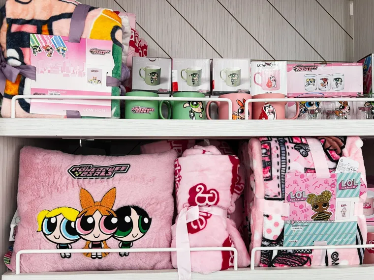 MERCHANDISE - Tijekom 90-ih, merchandise vezan uz popularne filmove, serije i crtiće bio je apsolutni hit pod božićnim borom. Pokloni s omiljenim likovima bili su savršen način da djeca i tinejdžeri izraze svoju ljubav prema omiljenim franšizama, a roditelji su ih rado darivali jer su donosili osmijehe i uzbuđenje na blagdansko jutro.