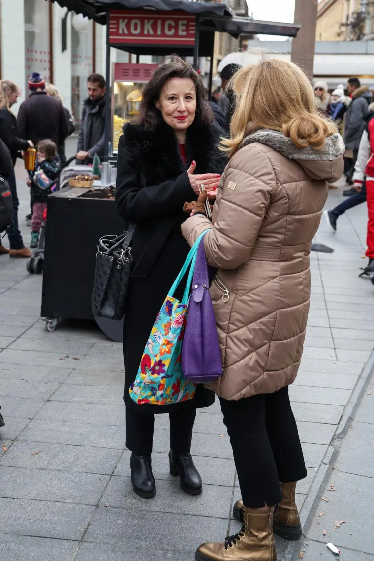 Ni Dalija Orešković nije propustila iskusiti blagdansku vrevu obučena u crni kaput koji je istaknuo njezin prepoznatljivi crveni ruž.