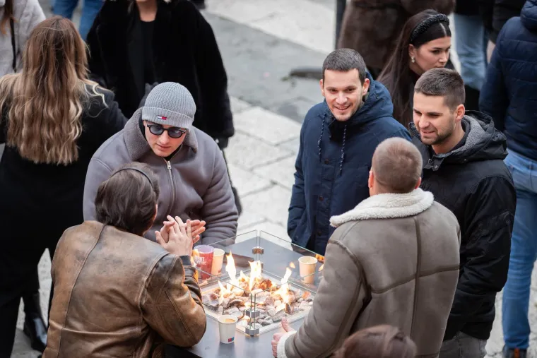 Tko je misteriozna crnka? Svi su gledali samo u nju