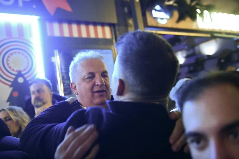 U centru Zagreba slavlje još traje, a boce i smeće preplavili ulice