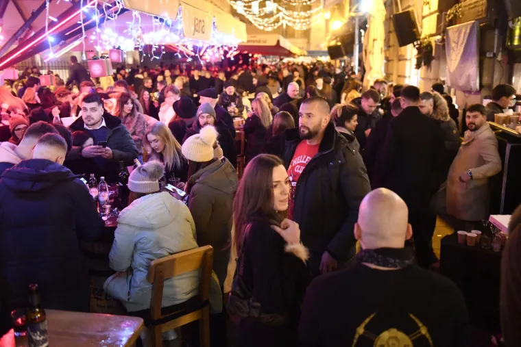 U centru Zagreba slavlje još traje, a boce i smeće preplavili ulice
