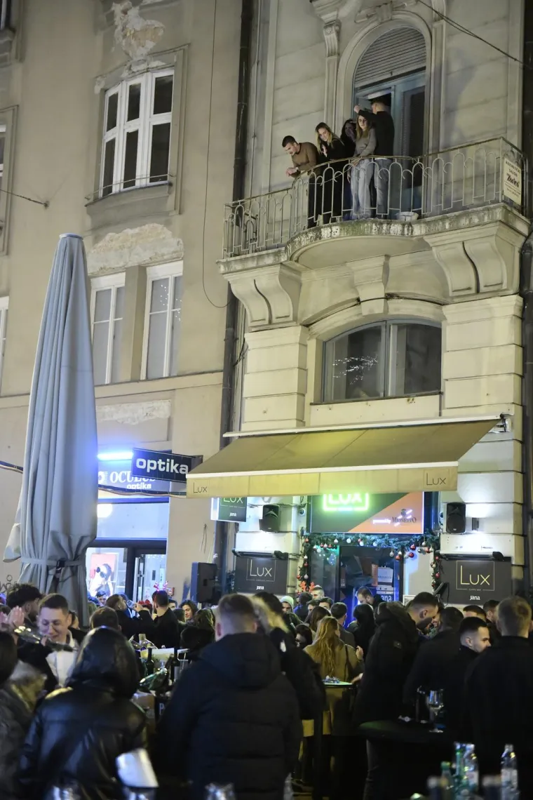 U centru Zagreba slavlje još traje, a boce i smeće preplavili ulice