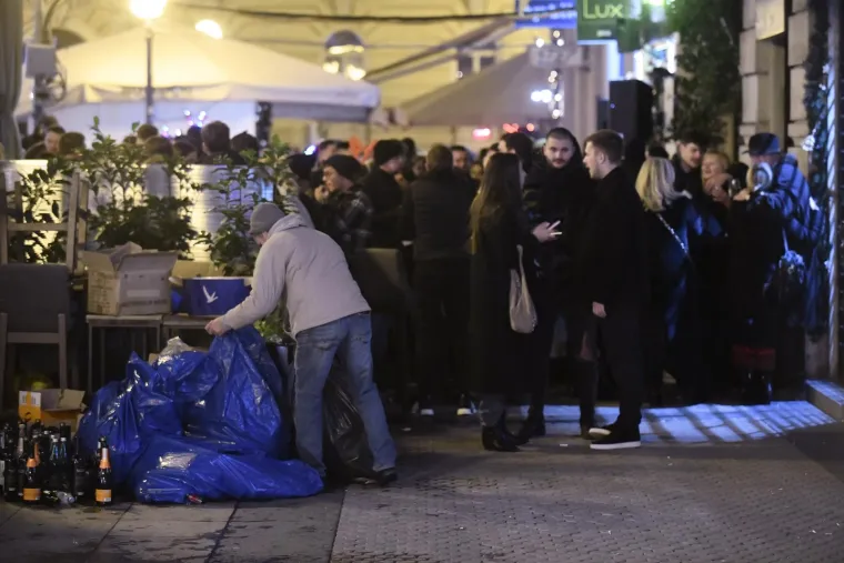 U centru Zagreba slavlje još traje, a boce i smeće preplavili ulice