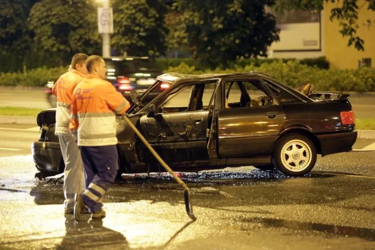 AUTO POTPUNO IZGORIO: Trostruki sudar u zagrebačkim Vrbanima