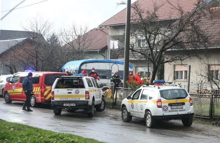Očevid nakon tragedije u Petrinji: Muškarca koji je pao s krova reanimirali su 30 minuta. Nije mu bilo spasa...