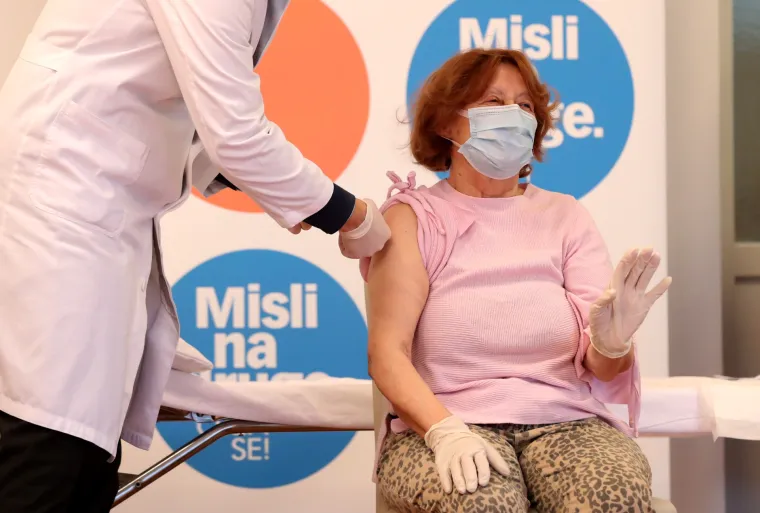 &quot;Zovem se Branka Aničić. Upravo sam cijepljena, pozdravljam sve prisutne, a posebno našega premijera i cijelu političku ekipu. Mi smo presretni da smo izrabrani mi u domu i da sam ja prva, da se cijepimo i da krenemo u normalniji život. Brzo je cjepivo došlo, brže nego smo se nadali. Sad samo to trebamo svi prihvatiti radi prijatelja i radi obitelji&quot;, izjavila je Branka pa opisala svoje iskustvo prve osobe koja je dobila cjepivo.