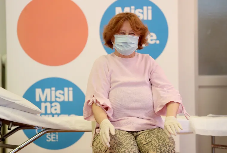 &quot;Nisam niti osjetila. Možemo se vratiti druženjima u domu, uživati u našim krasnim parkovima, u cvijeću. Trebali bi se svi cijepiti, ne treba biti ljudi koji će se toga bojati. Volim nordijsko hodanje, malo sam sad uskraćena. Imam dva praunuka, veselim se druženju s unucima, to mi je naveća želja. Tako bi i drugi trebali misliti, tako ćemo ih zaštititi i izaći iz začaranog kruga&quot;, rekla je Branka i pozdravila svoje praunuke u Starigradu.