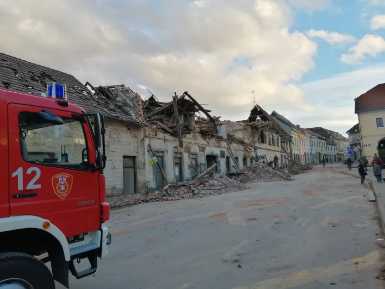 Razoran potres uništio pola Petrinje i okolna naselja: U sekundi je ugašeno sedam života