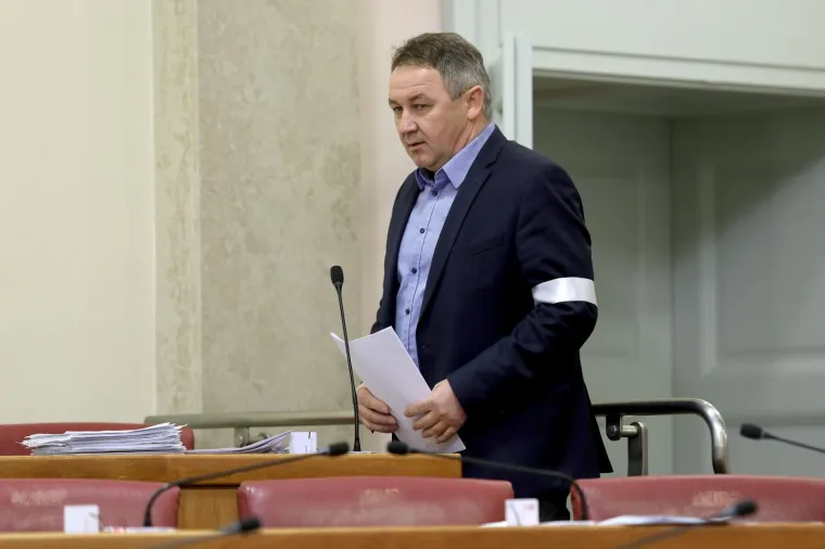 SJEĆANJE NA TRAGEDIJU: Saborski zastupnici stavili bijele trake kakve su nosili Hrvati u okupiranom Tovarniku