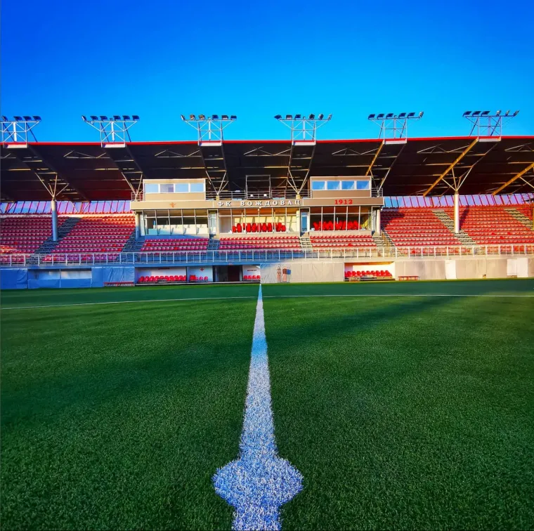 Iako se ne može reći da je stadion FK Voždovca najljepši na Balkanu, zasigurno je najposebniji. Naime, izgrađen je na vrhu trgovačkog centra &apos;Stadion&apos; te ga se smatra najvišim u Europi. Treće je zdanje ovog tipa u Europi, a osim u Voždovcu se slične građevine mogu naći u Marseilleu i St. Galenu. 