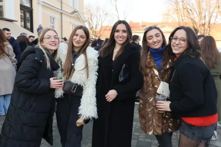 Tko je elegantna crnka s besprijekornim stilom? Svi pogledi bili su uprti u nju