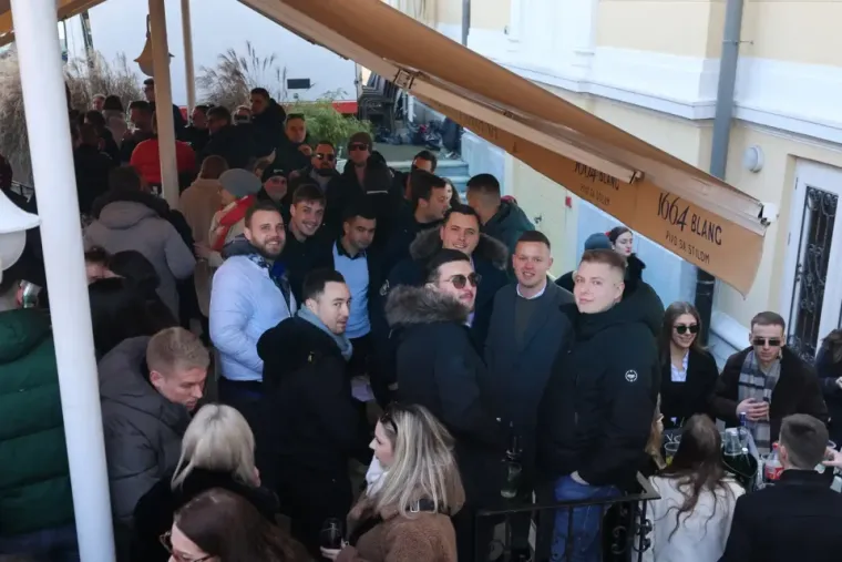 Tko je elegantna crnka s besprijekornim stilom? Svi pogledi bili su uprti u nju