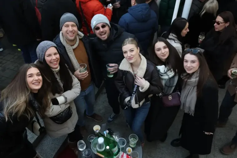 Tko je elegantna crnka s besprijekornim stilom? Svi pogledi bili su uprti u nju