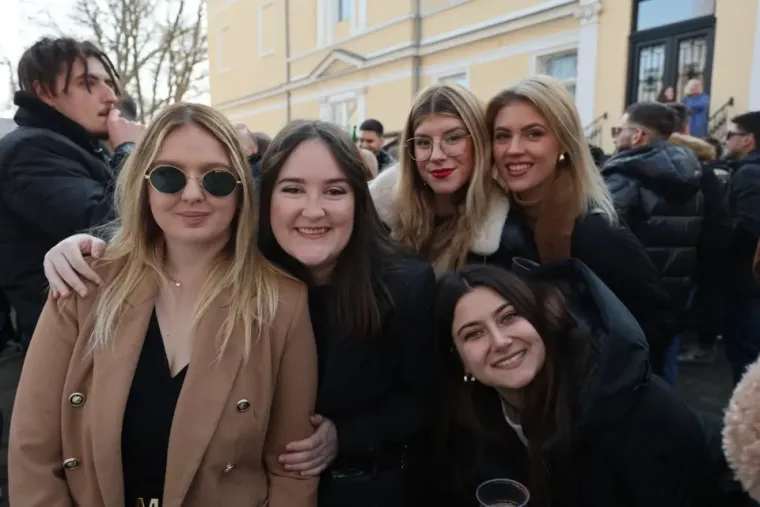 Tko je elegantna crnka s besprijekornim stilom? Svi pogledi bili su uprti u nju