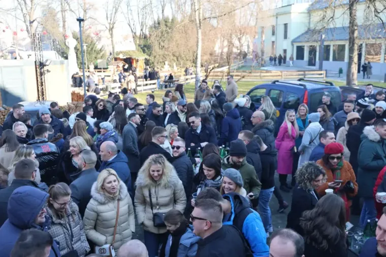Tko je elegantna crnka s besprijekornim stilom? Svi pogledi bili su uprti u nju