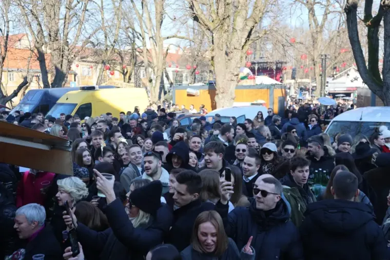 Tko je elegantna crnka s besprijekornim stilom? Svi pogledi bili su uprti u nju