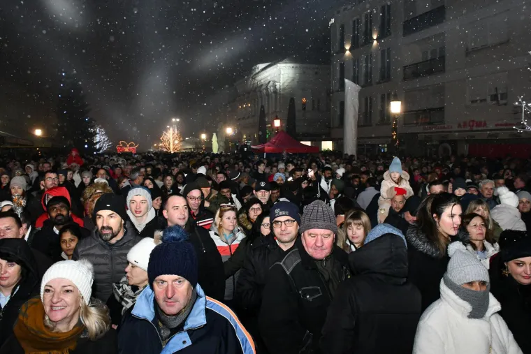 Njezin energičan nastup okupio je veliki broj Brođana koji su s veseljem pjevali njezine najpoznatije pjesme. Atmosfera je bila ispunjena emocijama, a pjevačica je do posljednjeg trenutka držala sve prisutne u uzbuđenju.
