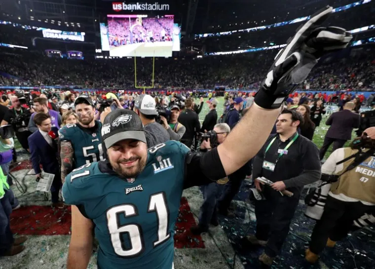 SPEKTAKL U MINNEAPOLISU OTIŠAO JE NA STRANU EAGLESA: Ludo slavlje igrača Philadelphije i Bradyeva tuga
