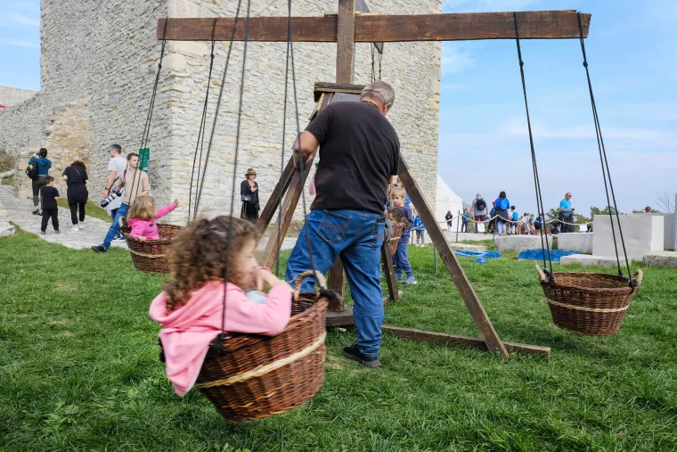 Glavosjeci i djeve, križari i pisari, baklje i samostreli - na Medvedgradu je oživio srednji vijek