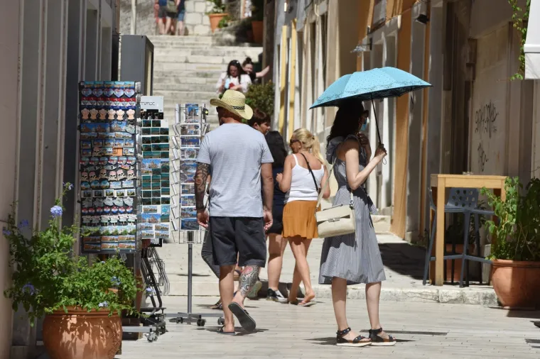 Visoke temperature po cijeloj Hrvatskoj: Pogledajte kako se Zagrepčani i Šibenčani bore protiv nesnosnih vrućina
