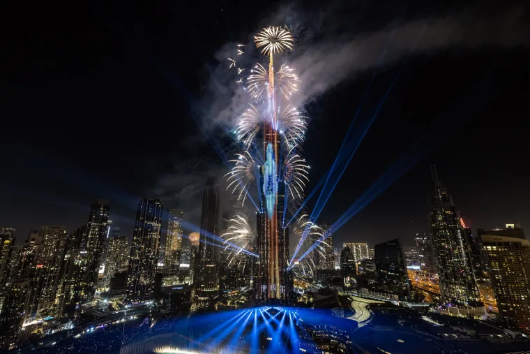 Burj Khalifa značajno je utjecala na razvoj Dubaija, te postala središtem Downtown Dubai projekta koji uključuje najveći trgovački centar na svijetu i spektakularnu Dubai fontanu. Procjenjuje se da godišnje privuče oko 17 milijuna posjetitelja i generira više od 600 milijuna eura prihoda samo od prodaje ulaznica.
