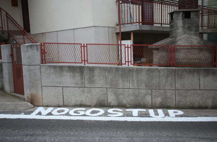 Ako neće milom, hoće silom: Šibenčani si sami nacrtali nogostup