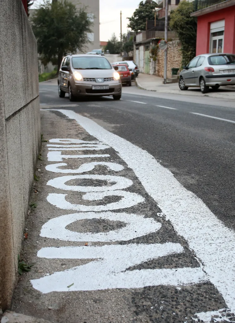 Ako neće milom, hoće silom: Šibenčani si sami nacrtali nogostup