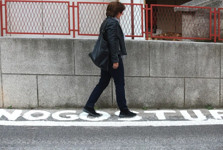 Ako neće milom, hoće silom: Šibenčani si sami nacrtali nogostup
